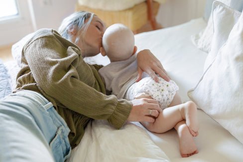 Mamá con su bebé en la cama