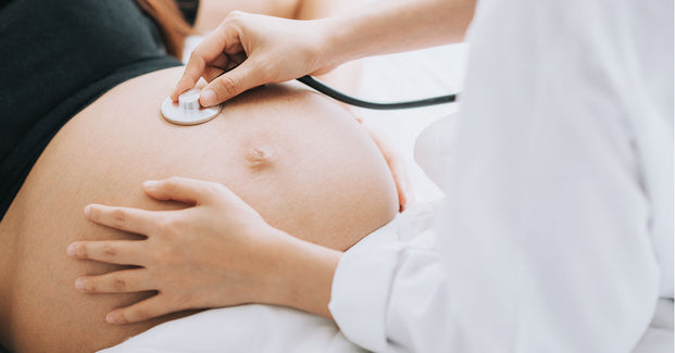 Schwangere Frau wird vor der Geburtseinleitung untersucht.