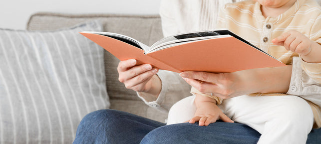 Mamá y bebé leyendo un cuento juntos