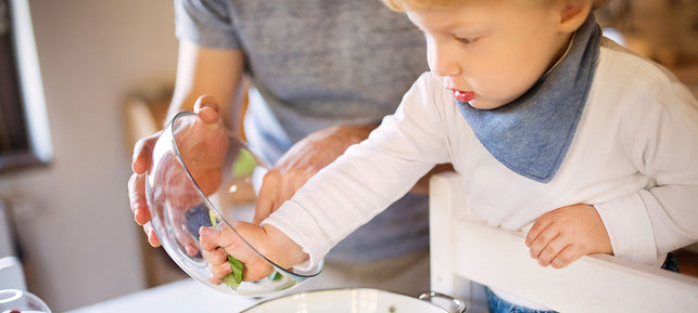 Niño cocinando con su padre