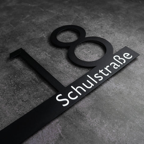 Edelstahlschild in schwarzer Pulverbeschichtung mit Hausnummer und Straßennamen