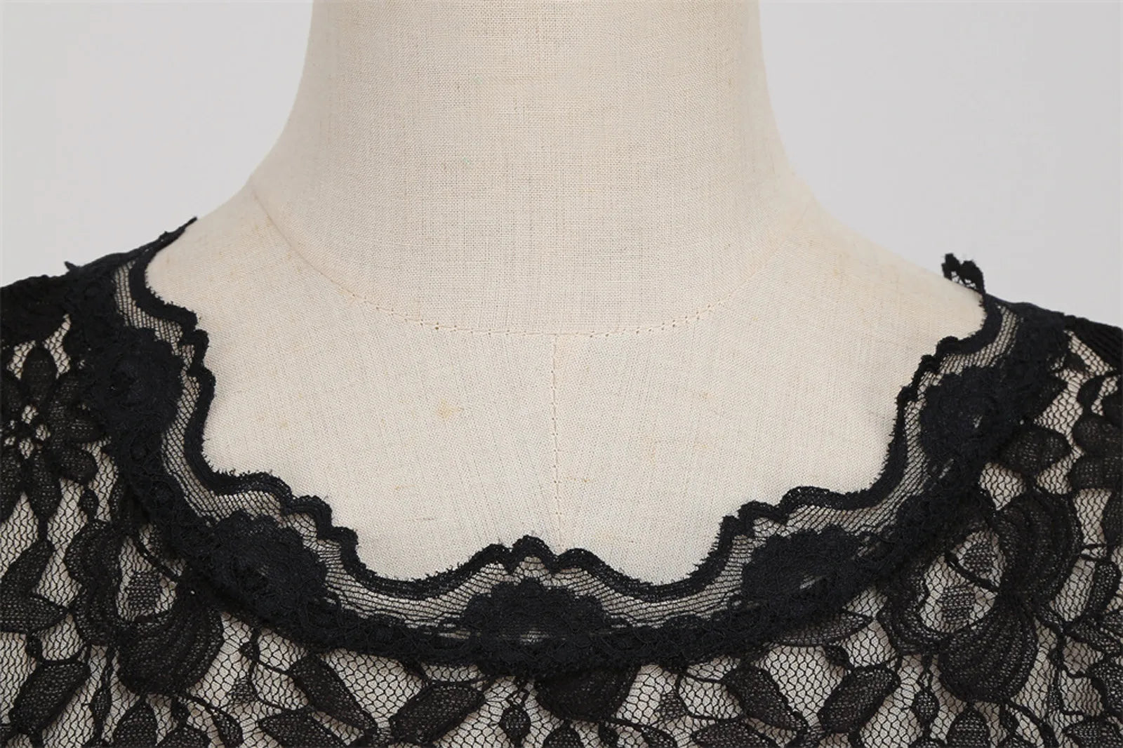 Vintage 1950s Christmas Lace Dress for Women - Image 4