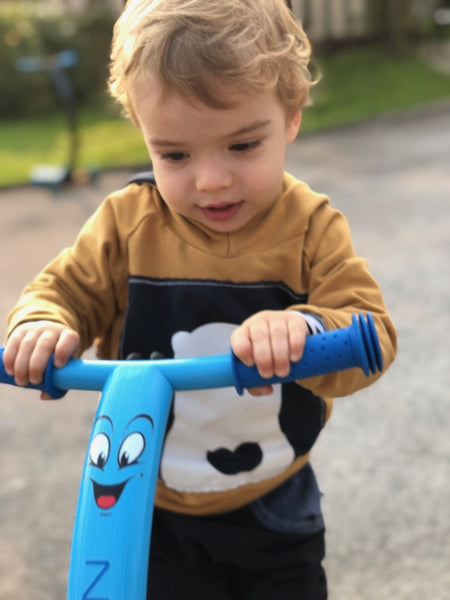 Liam na otroškem skiroji Zycom Zipster s svetlečimi kolesi