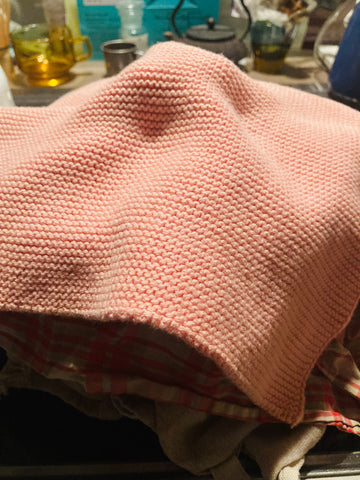 鍋をタオルで覆い被せている写真