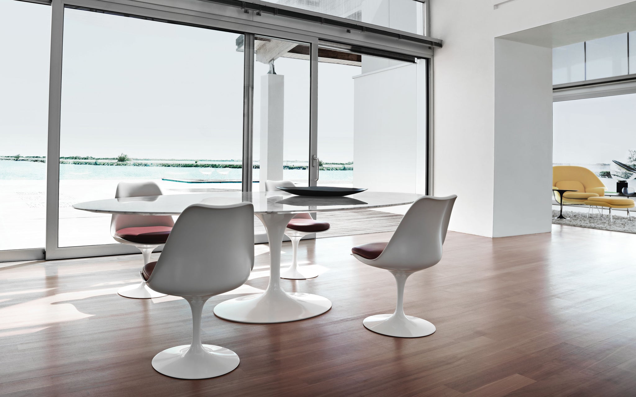 saarinen table and chairs