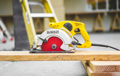 A handheld table saw