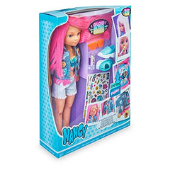 Nancy - Un día brillando en la oscuridad, Muñeca de pelo rosa y pintalabios que brillan en la oscuridad y accesorios personalizables para niñas y niños a partir de 3 años, Famosa, (700016637)