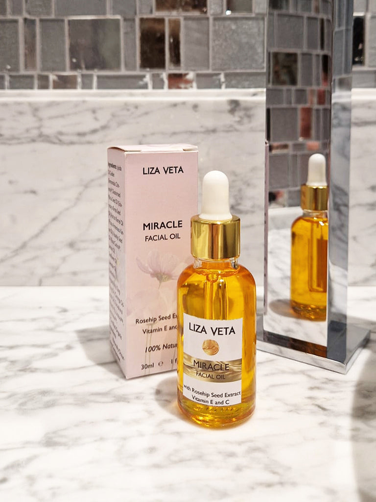 This is face oil in a glass bottle with rosehip, marula, jojoba oil and infused with lavender and ylang-ylang to help you prevent wrinkles and moisturise and nourish the skin. The image is related to personal hygiene and shower products and how to take care of yourself during spring.