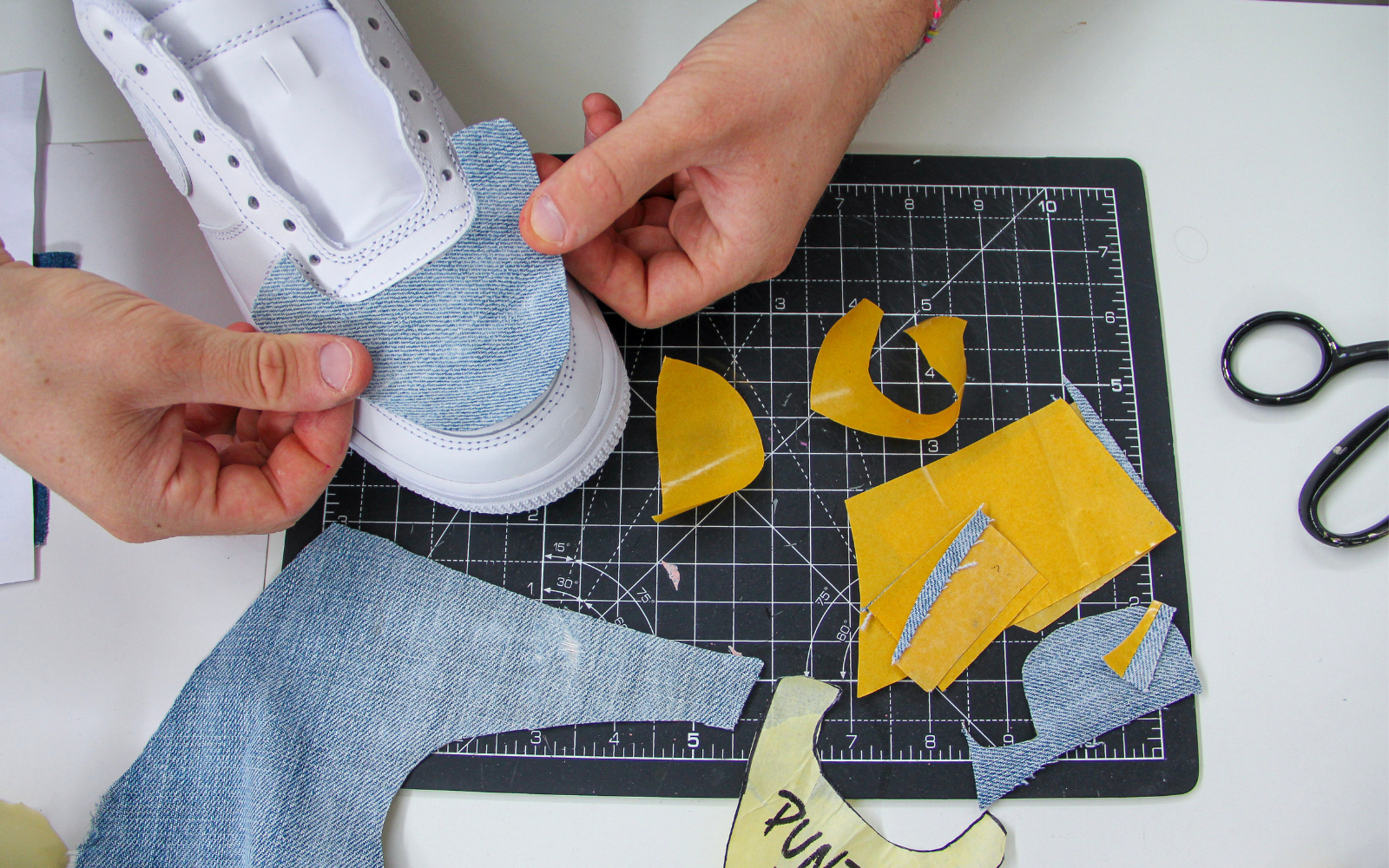Rimuovi il biadesivo e incolla le parti di tessuto direttamente alla tua scarpa, facendo attenzione a far aderire ogni parte in maniera precisa
