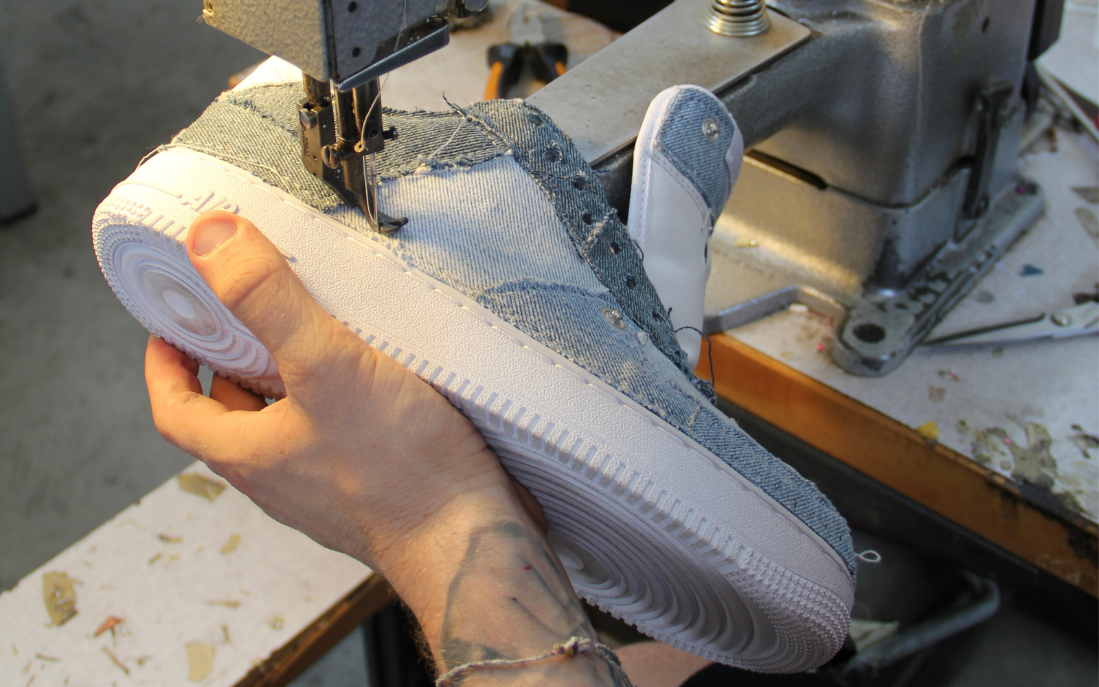 Una volta finito il tutorial, la sneaker con il tessuto ritagliato e posizionato sarà pronta per essere cucita e rifinita da SEDDYS