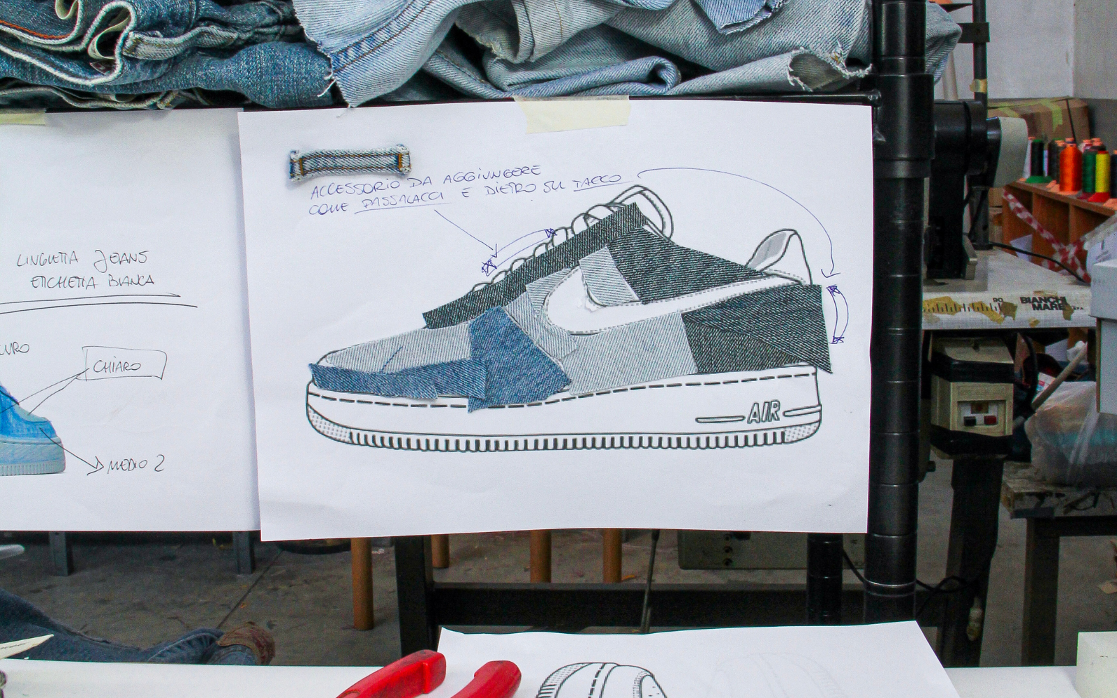 Foglio con progetto di una sneaker Nike Air Force 1 con ritagli di tessuto jeans