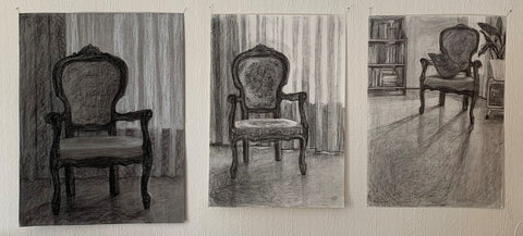 Illustratiebrief van Linda van Erve: tekenen met houtskool op papier, gewoon in de woonkamer thuis