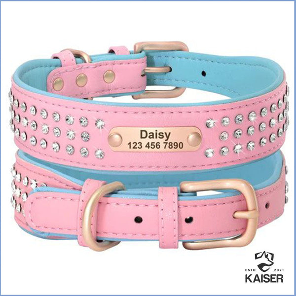 Rosenfarbiges Hundehalsband mit Strass und das mit Namen des Hundes und der Telefonnummer personalisiert ist.