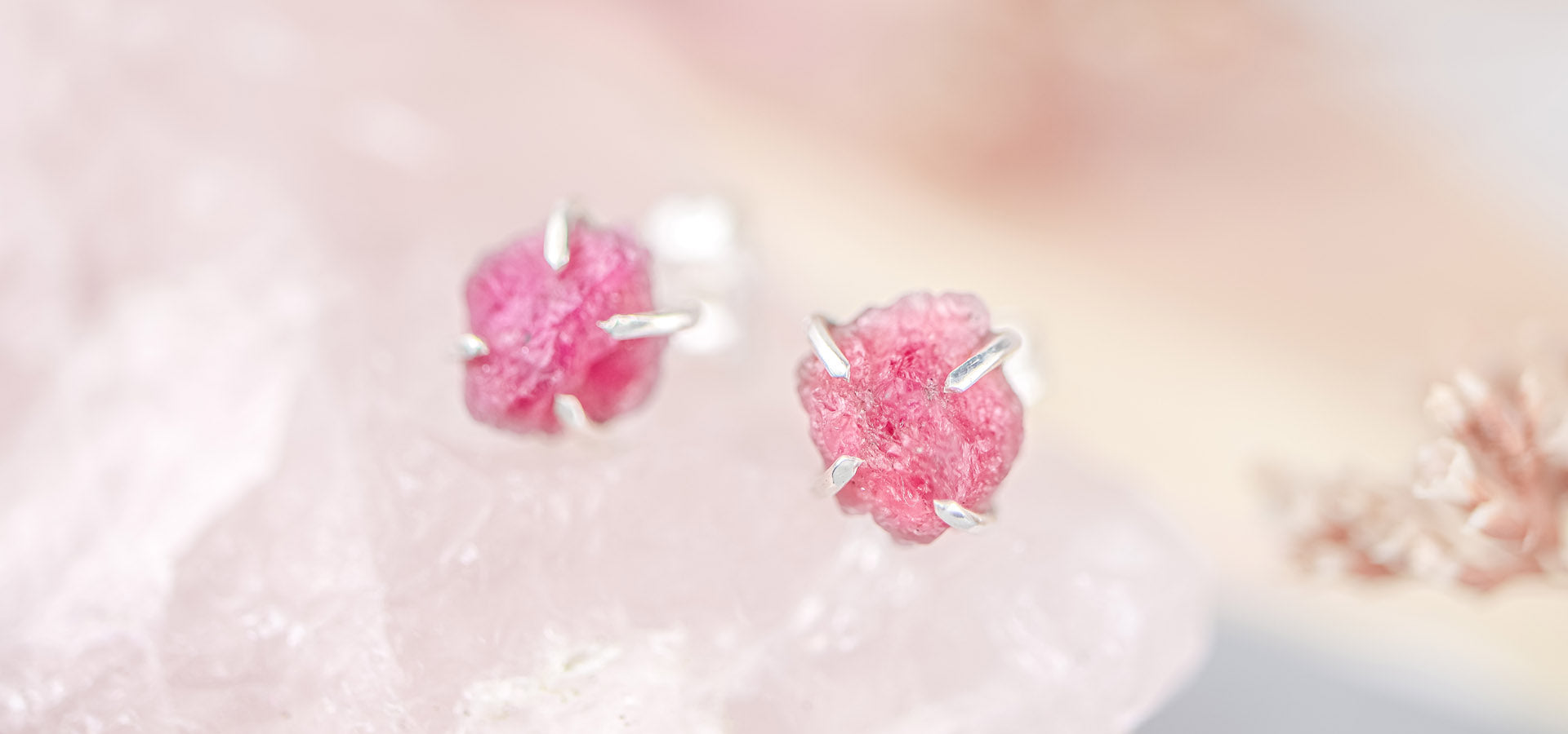 Roze edelstenen sieraden, roze toermalijn oorbellen ruw zilver 