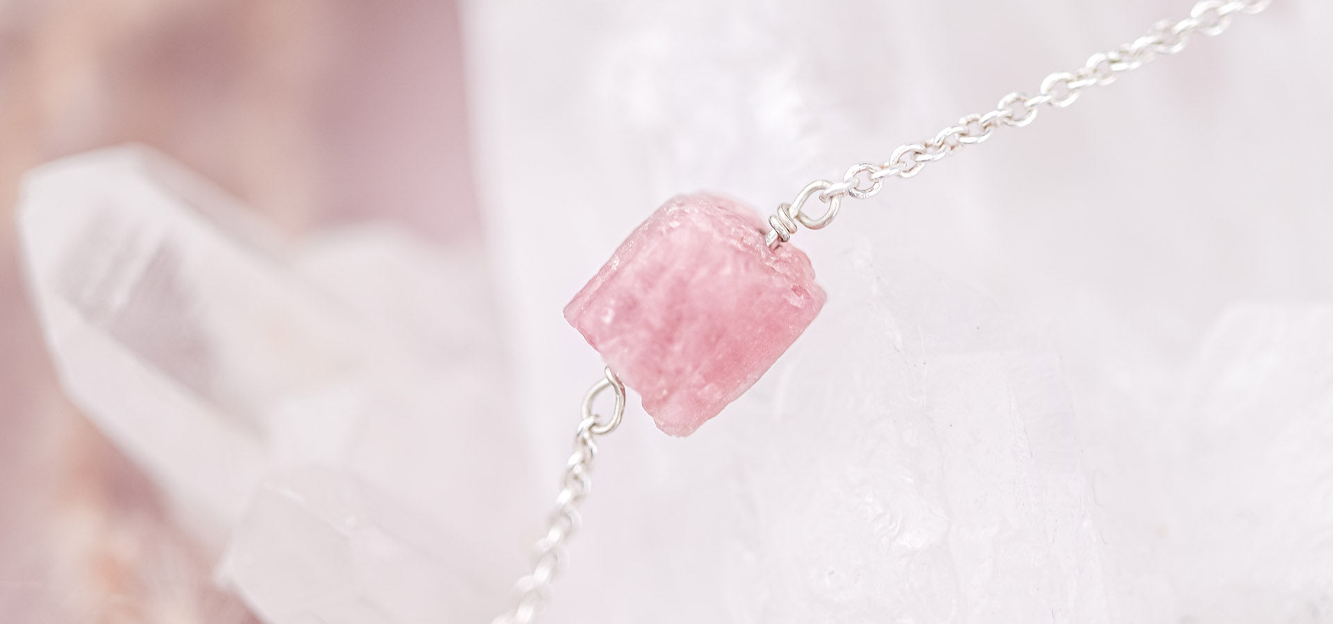 Roze ruwe Toermalijn armband - roze edelstenen sieraden en hun betekenis 