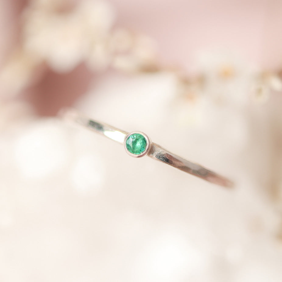 Tegenwerken chef Heup Smaragd 2mm zilver ring - geboortesteen mei