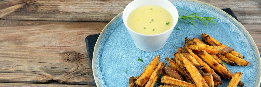 Selbstgemachte Süßkartoffelpommes mit einem veganen Käsedip auf histafit.de