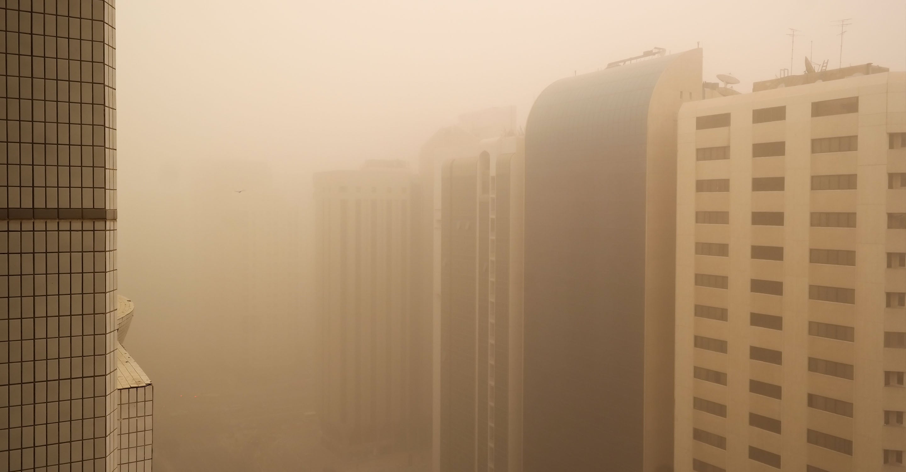 Anteprima di un articolo di notizie intitolato In che modo le tempeste di polvere influiscono sulla qualità dell'aria