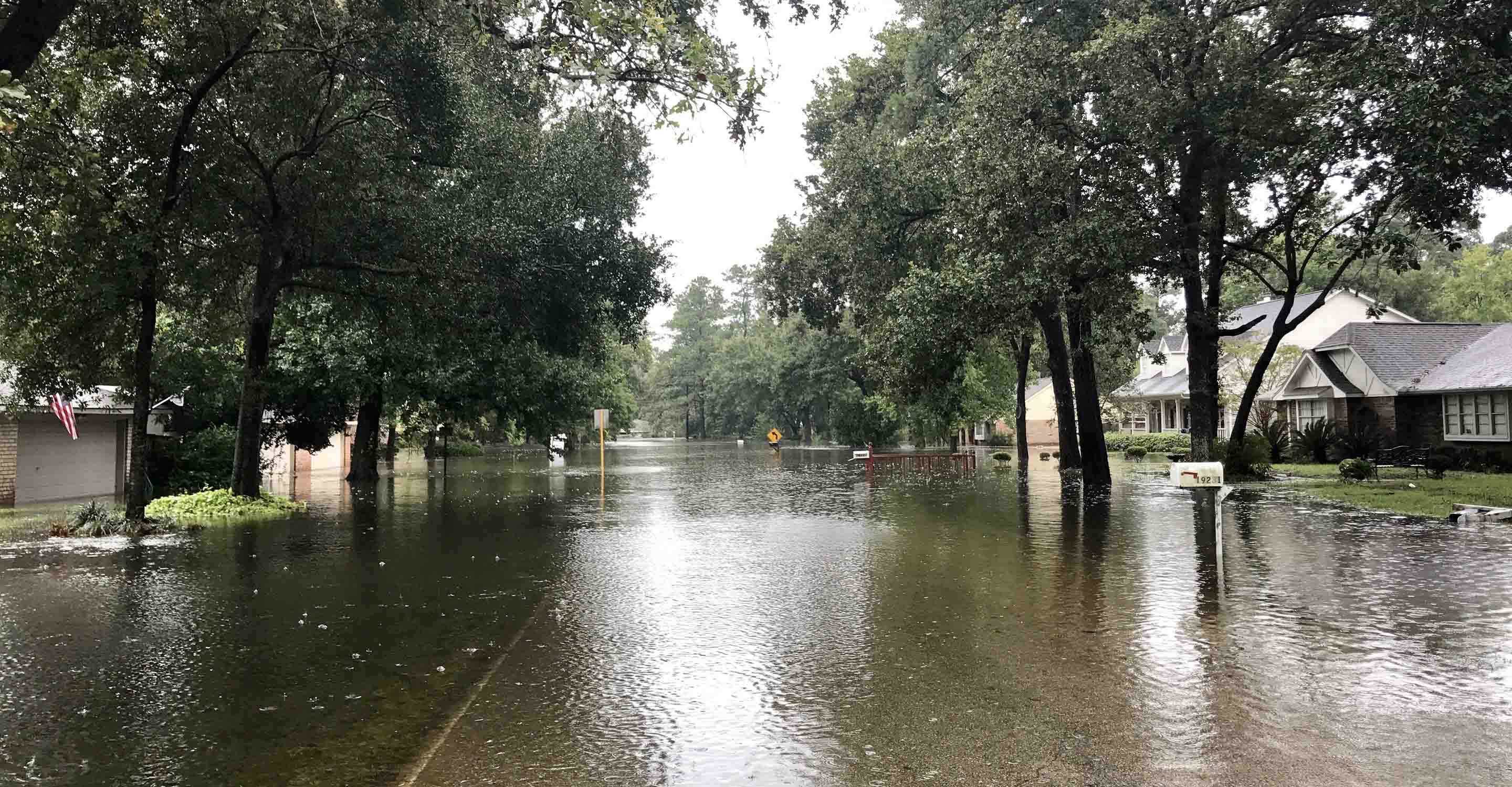 La vignette d'un article de presse intitulé Alerte sur la qualité de l'air intérieur : avertissements de crues soudaines dans l'est du Texas