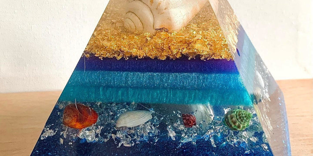 Sea-themed resin pyramid by @kinglykrafts on Instagram.