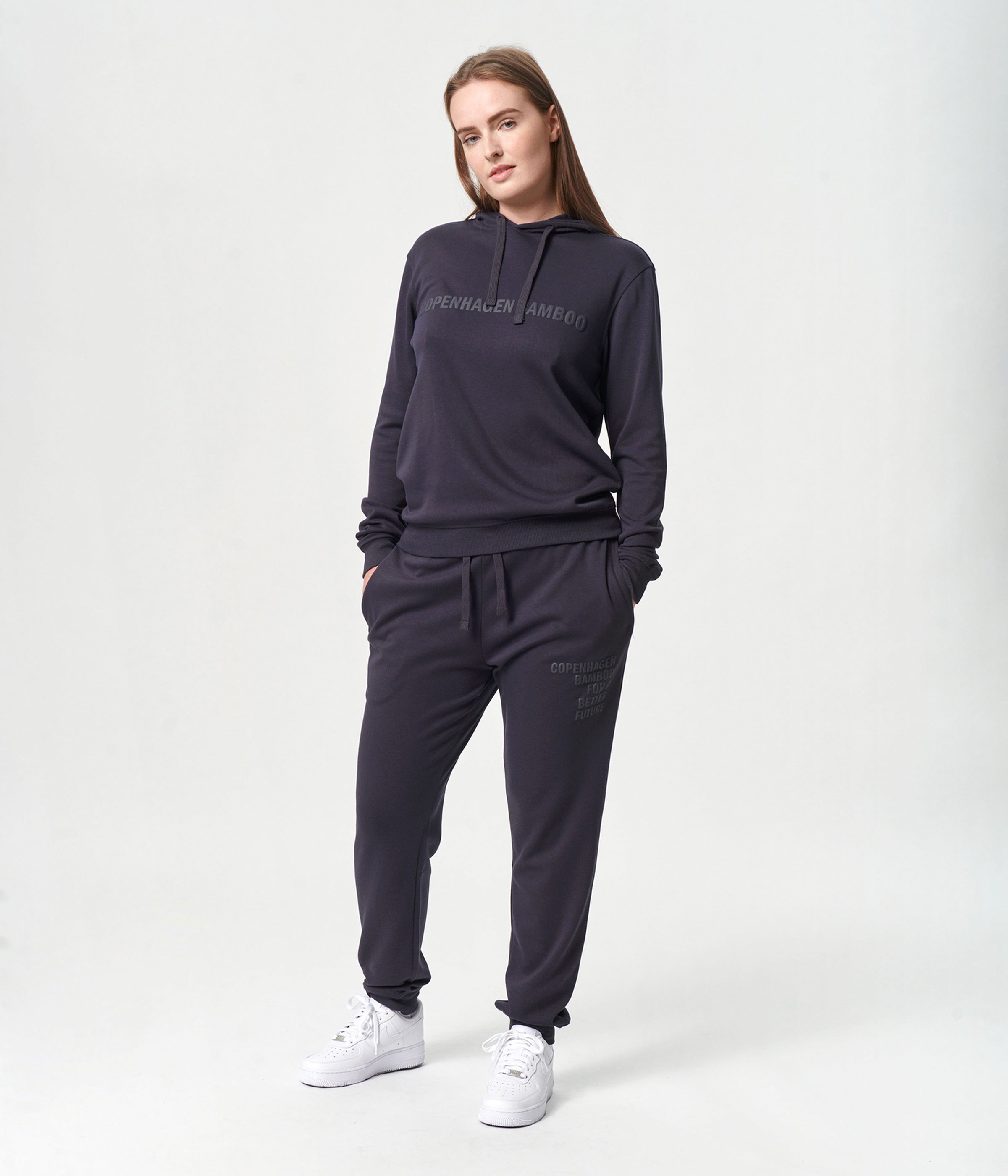 Se Bambus hoodie joggingsæt i mørkegrå med logo til damer fra Copenhagen Bamboo, XS hos Copenhagen Bamboo