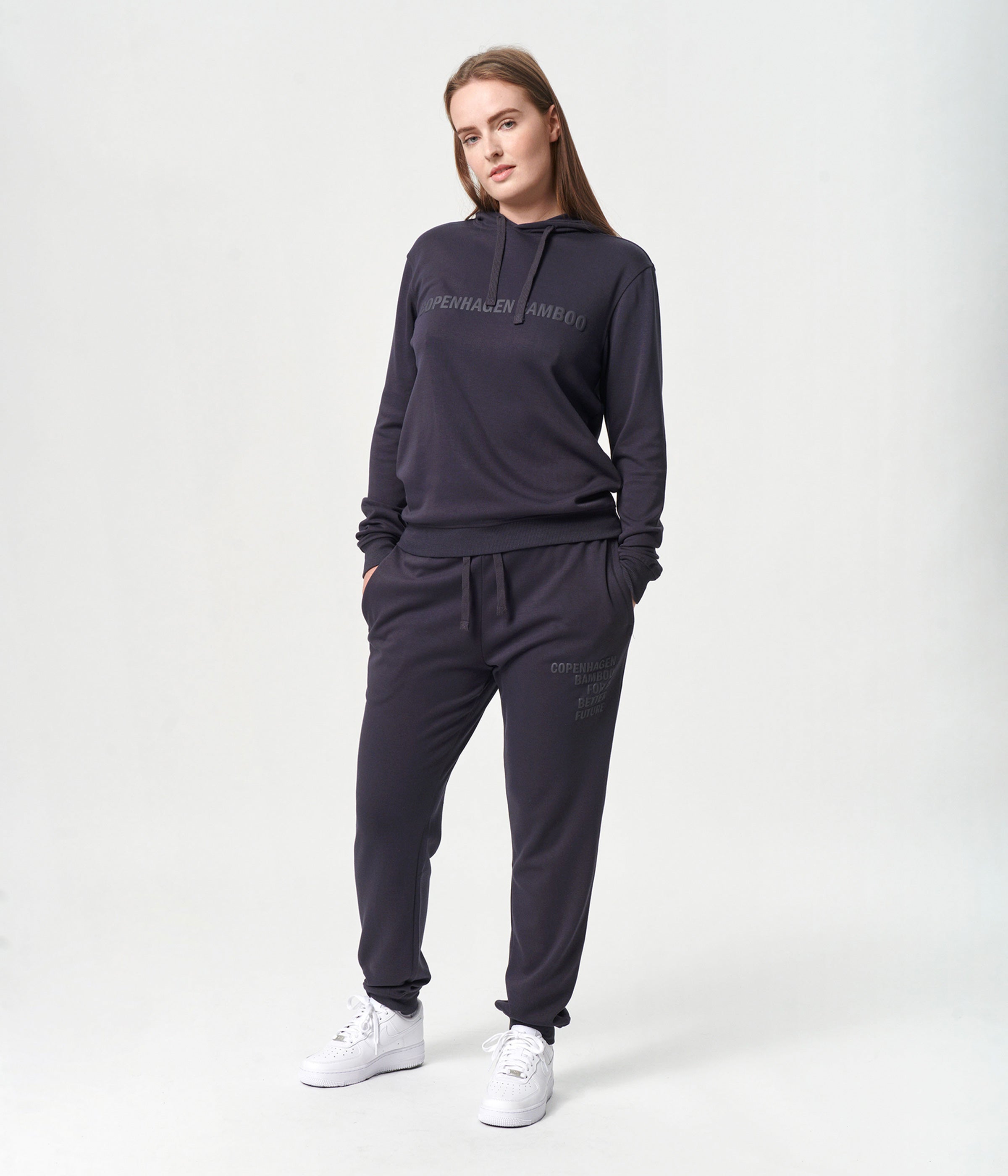 Billede af Bambus hoodie joggingsæt i mørkegrå med logo til damer fra Copenhagen Bamboo, XS