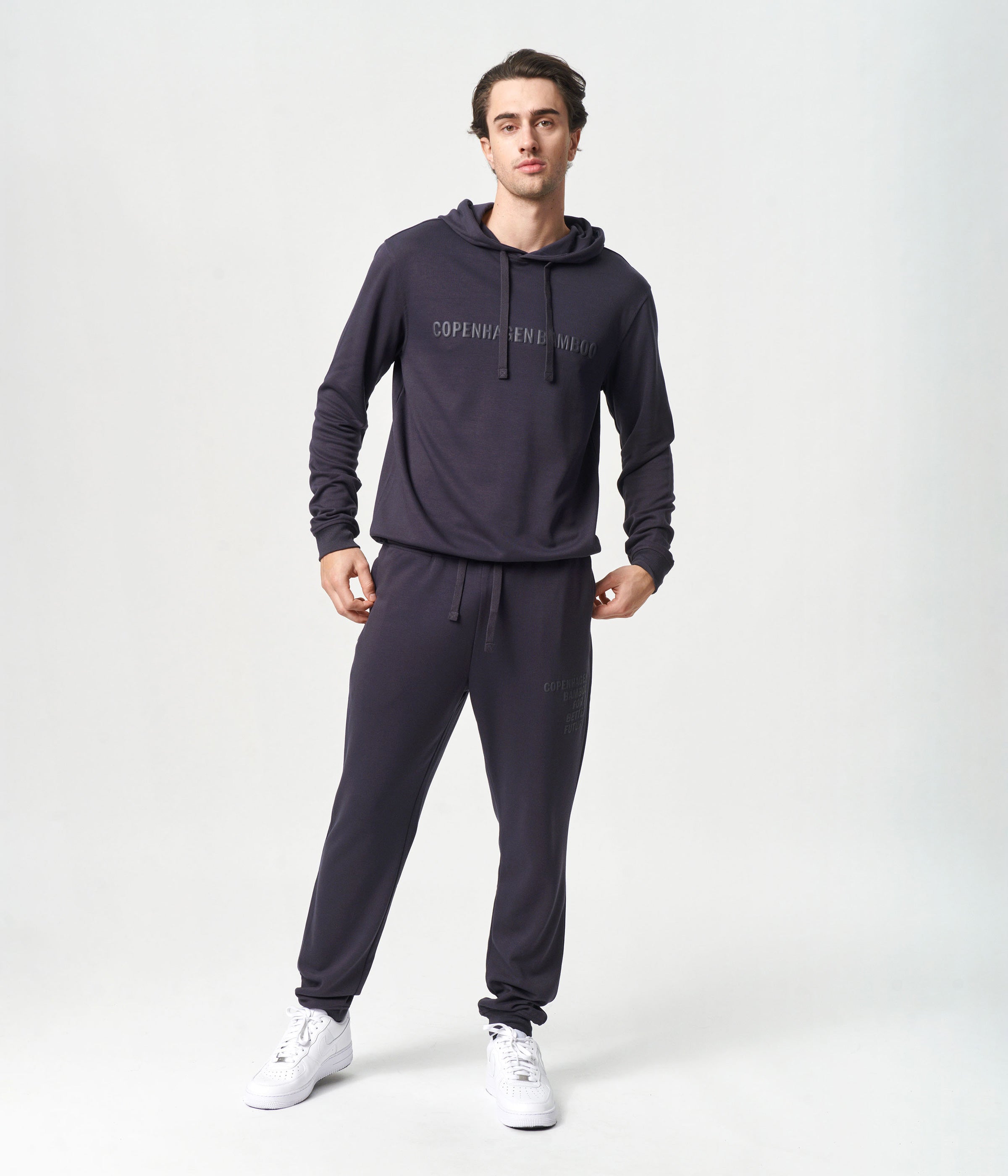 Se Bambus hoodie joggingsæt i mørkegrå med logo fra Copenhagen Bamboo, S hos Copenhagen Bamboo