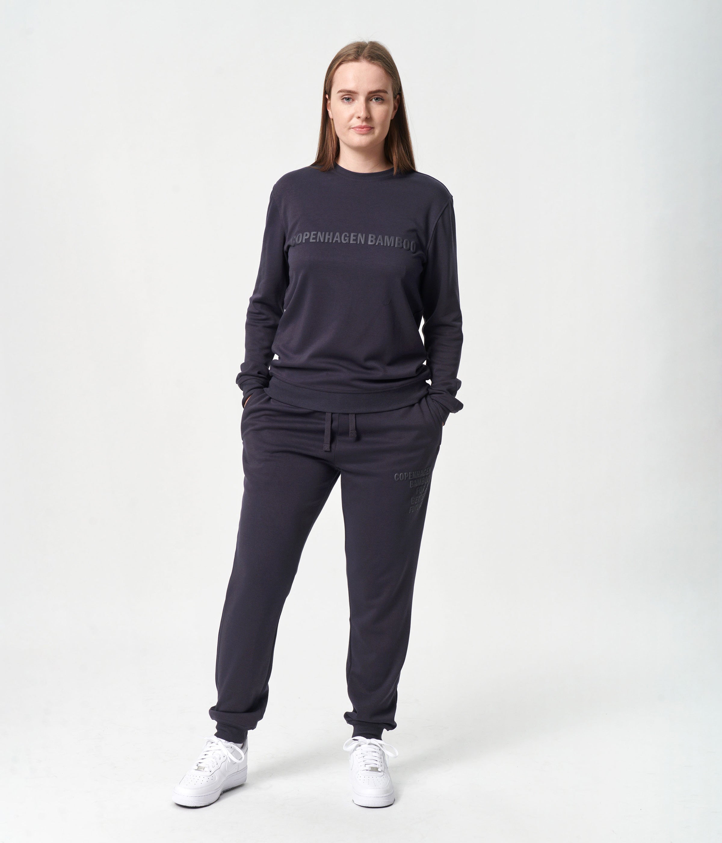 Se Bambus joggingsæt i mørkegråt med logo til damer fra Copenhagen Bamboo, XS hos Copenhagen Bamboo