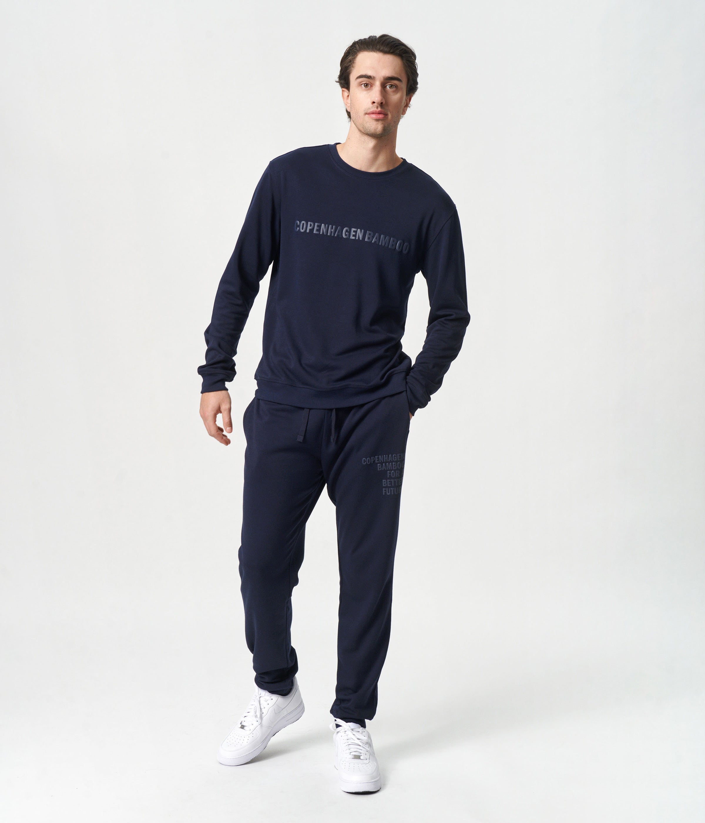 Billede af Bambus joggingsæt i navyblå med logo fra Copenhagen Bamboo, XS