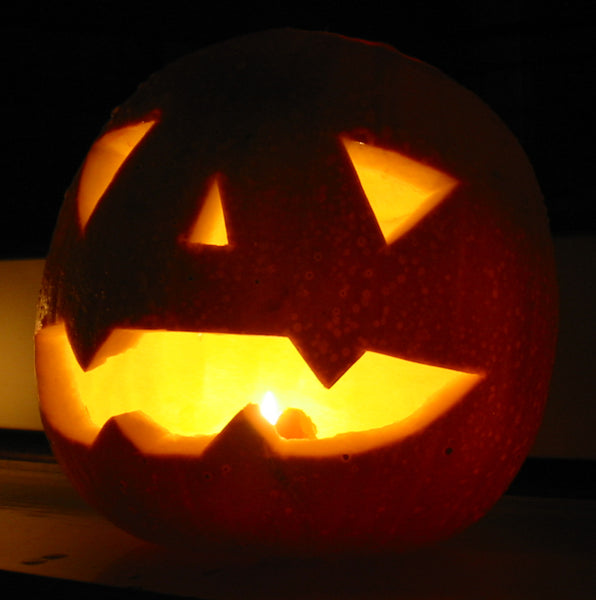 A jack-o-lantern is a great environmentally friendly and spooky decoration for your green Halloween party. Image by Man Vyi via Wikimedia Commons