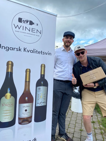 Garagevin 2023, Kasper, ejer og kunde foran roll-up af Winen