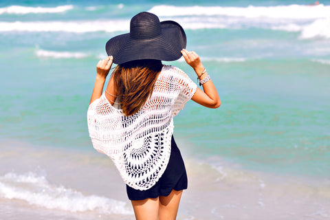 woman wearing hat in a beach