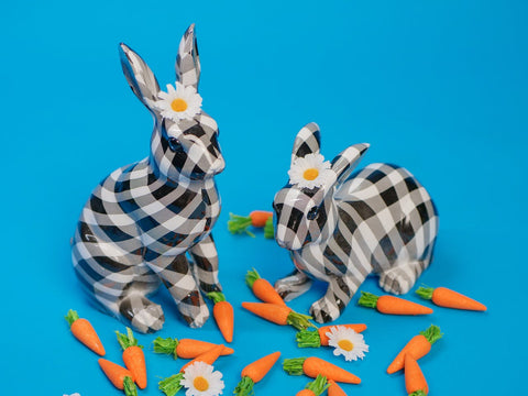 Kaninchenfutter - Kaninchen mit Blumen vor blauem Hintergrund
