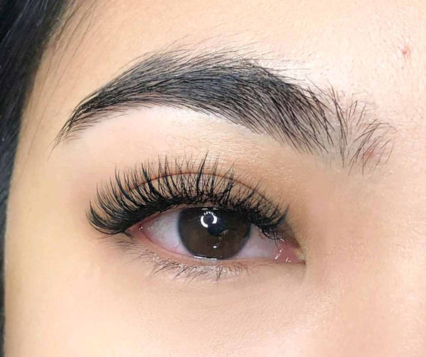 Une femme a eu des extensions de cils hybrides