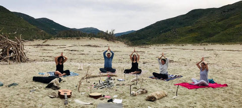 groupe_yoga_plage_nature