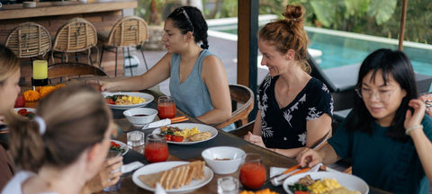 repas_végétarien_autour_de_la_piscine