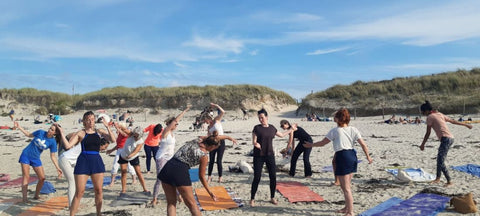 cours_de_yoga_à_la_plage