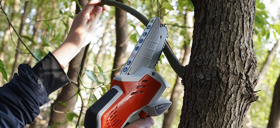 4-inch-mini-chainsaw-cut-branches