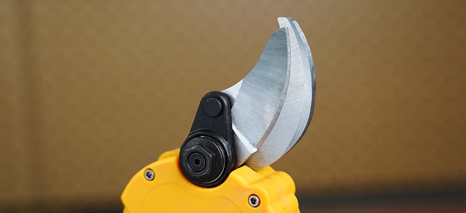 Blade closure of electric pruning shears