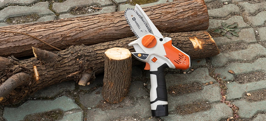 Garden-pruning-of-cordless-mini-chainsaw