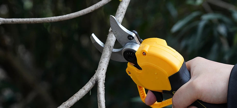cut branch of electric pruning shears