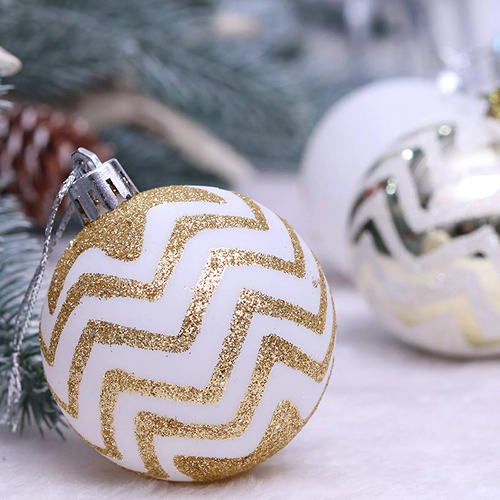 30pcs Shatterproof Gold & White Christmas Ornaments - Image 4