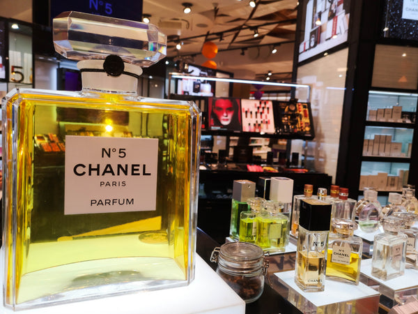 Parfum chanel numéro cinq dans un grand magasin