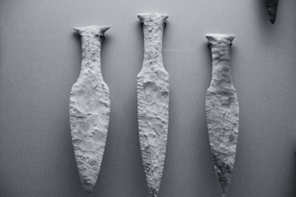 L'histoire du couteau : Préhistoire et antiquité : Découverte des premiers couteaux en pierre taillée et en os