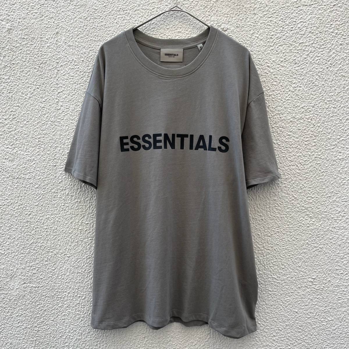 新品 FOG Fear Of God Essentials フィアオブゴッド エッセンシャルズ Sサイズ LOGO Tシャツ チャコール  CHARCOAL