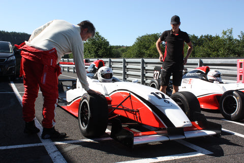 Une belle journée entre Gentlemen Drivers lors d'un stage de pilotage Formule Renault