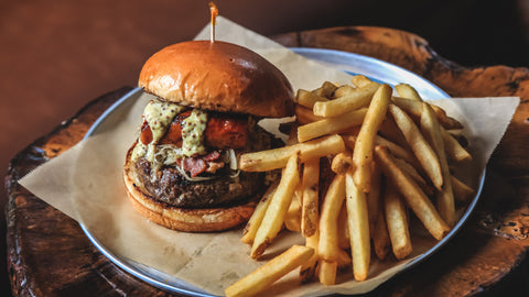 hamburguesa y papas fritas