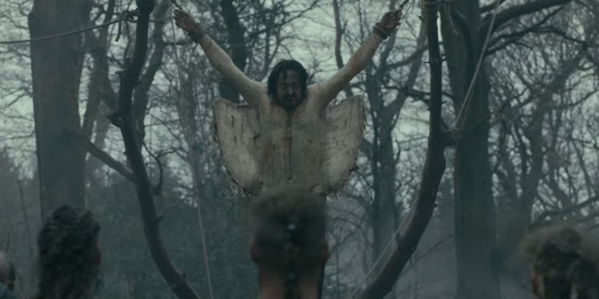 El rey Aelle en la serie Vikings, recibe el castigo del águila de sangre.