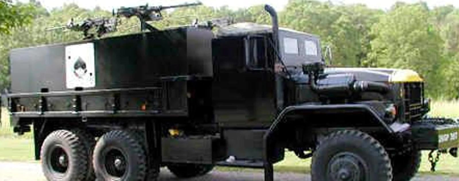 Camión Militar con una Carta de As de Picas