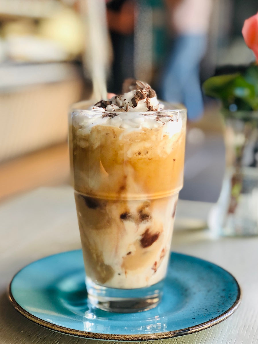 Ein leckerer Eiskaffe mit Bourbon-Vanilleeis und Espressoshot aus der Siebträgermaschine, im Eiscafé Katchi Ice Cream in Belin.